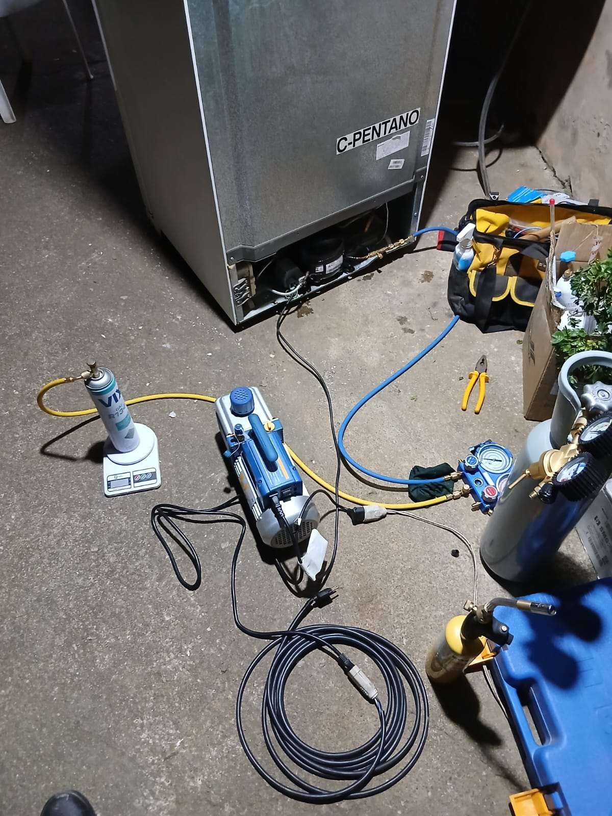Troca de compressor, teste de vazamento e recarga de gás
