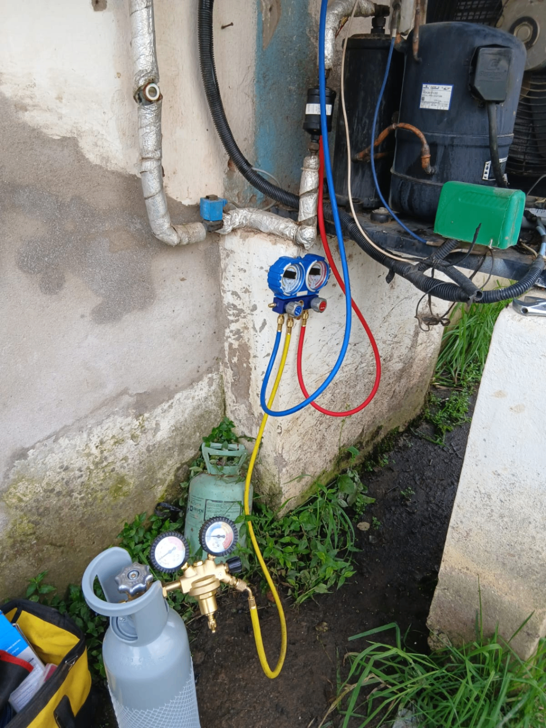 Teste de vazamento de câmara fria e recarga de gás