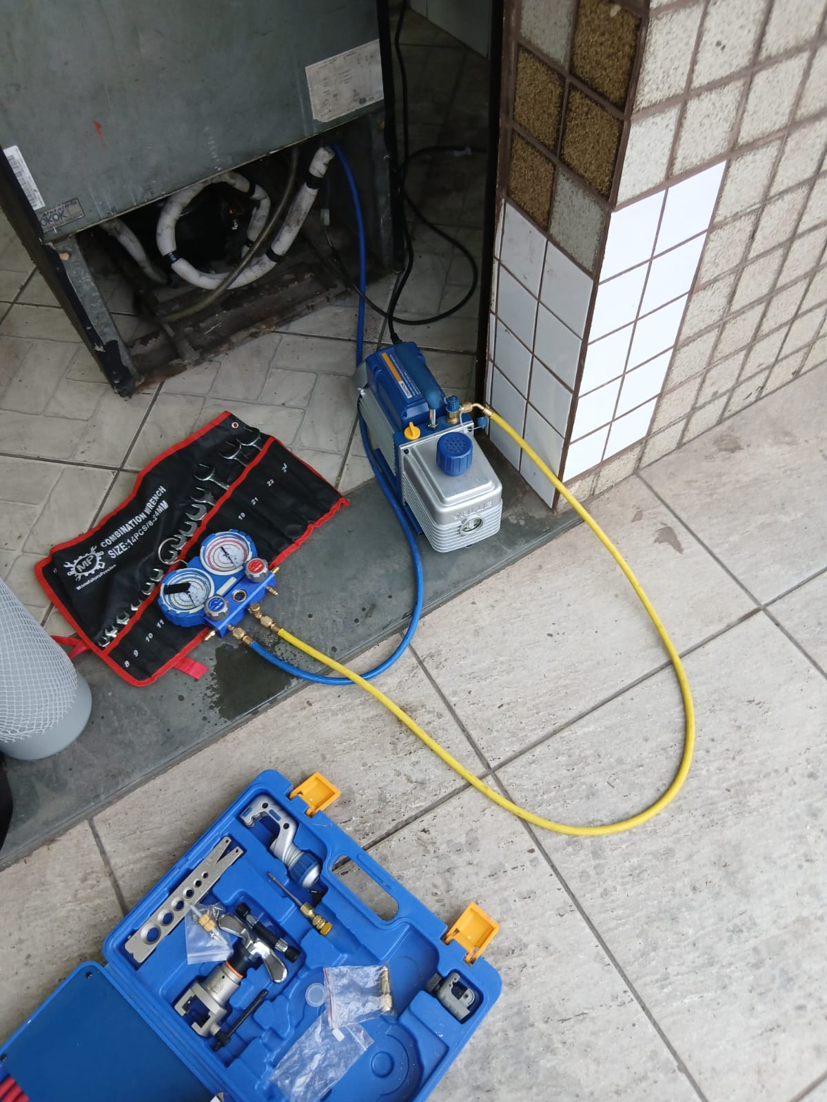 Vácuo e teste de estanqueidade em sistema de refrigeração