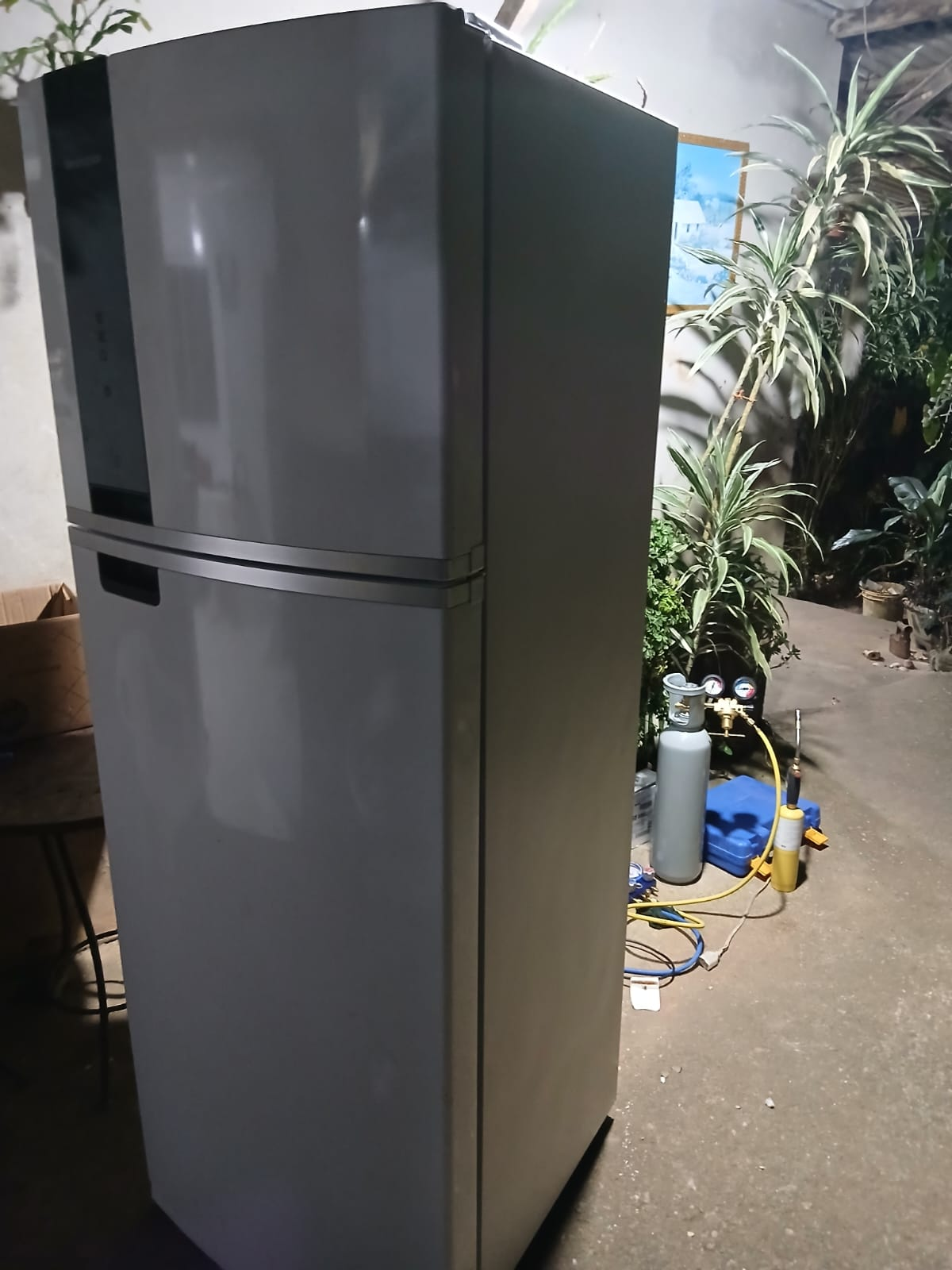 Recarga de gás em refrigerador doméstico